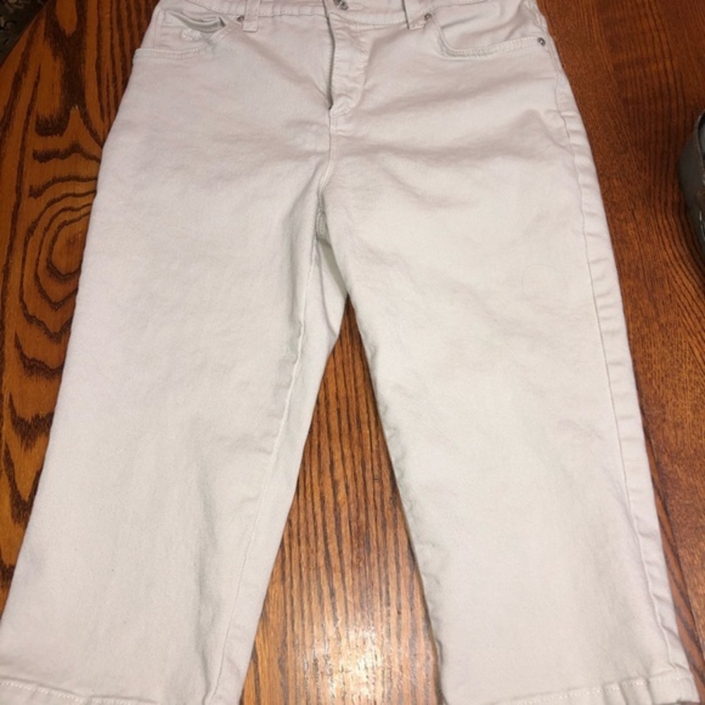 Gloria Vanderbilt size 8P tan Amanda capris bling and embroidery on the pockets